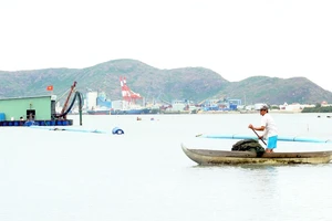 Ngư dân phường Đống Đa (TP Quy Nhơn) kêu cứu vì nạn hút cát ở đầm Thị Nại. Ảnh: NGỌC OAI