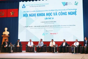 Các đại biểu tham gia thảo luận tại Hội nghị Khoa học & Công Nghệ chủ đề “Xã hội xanh và thông minh”