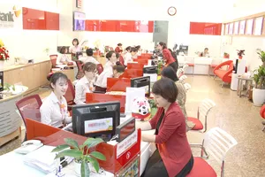 Giao dịch tại một ngân hàng ở TPHCM. Ảnh: PHAN LÊ