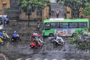 Đêm 27-10, nhiều nơi trong cả nước có mưa dông, đề phòng thời tiết nguy hiểm