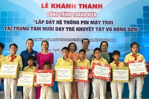 EVNHCMC tặng hệ thống năng lượng mặt trời trị giá hơn 250 triệu đồng và 100 suất quà cho các em nhỏ tại Trung tâm Nuôi dạy trẻ khuyết tật Võ Hồng Sơn