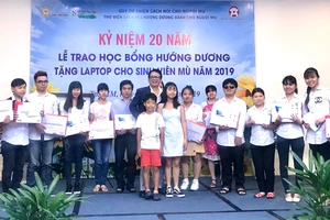 Các sinh viên khiếm thị đạt thành tích tốt trong học tập được nhận học bổng