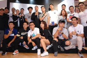 Các thành viên đội tuyển bóng rổ tuyển Việt Nam giao lưu cùng fan hâm mộ