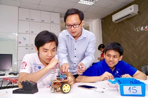 Giảng viên và sinh viên Khoa Công nghệ thông tin Trường Đại học Khoa học Tự nhiên TPHCM chế tạo robot cảm ứng đo nhiệt độ và độ ẩm phục vụ lĩnh vực nông nghiệp. Ảnh: HOÀNG HÙNG