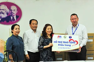 Trao 20.000 khẩu trang y tế tặng Bệnh viện Nhi đồng 1