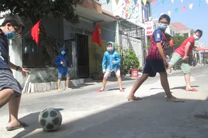Nên tạo điều kiện cho trẻ em chơi những trò chơi vận động với những nhóm nhỏ. Ảnh: HOÀNG THÁI HÙNG