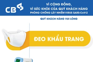 Khách hàng giao dịch tại CB: Được phục vụ đo thân nhiệt và nước rửa tay sát khuẩn