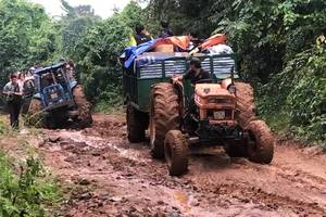 Nhóm “Du lịch bụi” vận chuyển quà tặng, vật liệu tới xây dựng trường mầm non tại tiểu khu 179