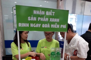 Tình nguyện viên hỗ trợ người tiêu dùng nhận diện sản phẩm xanh tại hệ thống siêu thị Co.opmart