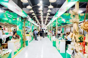 Một gian hàng tiêu biểu trong Khu nông sản - đặc sản Việt do An Khang Land tổ chức. Ảnh: HẢI HÀ
