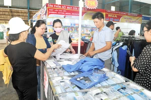 Mua áo sơ mi tại chương trình kích cầu tiêu dùng. Ảnh: CAO THĂNG 