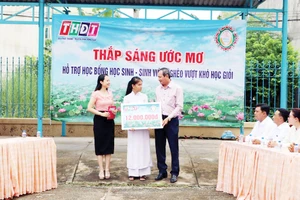 Trao học bổng “Thắp sáng ước mơ” giúp học sinh nghèo vượt khó học tập tại xã Mỹ Trà, thành phố Cao Lãnh, tỉnh Đồng Tháp