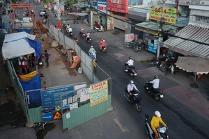 Rào chắn thi công công trình ngầm trên đường Phạm Thế Hiển (quận 8), chụp ngày 29-8. Ảnh: CAO THĂNG