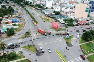 Ngã tư đường Nguyễn Văn Linh - Huỳnh Tấn Phát, nơi kết nối với cầu Thủ Thiêm 4, phía quận 7. Ảnh: CAO THĂNG