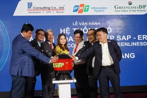 Lãnh đạo công ty DP Consulting và FPT nhấn nút khai trương hệ thống