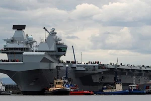 Tàu sân bay HMS Queen Elizabeth của Anh. Ảnh: Reuters