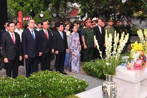 Lãnh đạo TPHCM dâng hương tưởng niệm cố Chủ tịch nước, Đại tướng Lê Đức Anh. Ảnh: VIỆT DŨNG