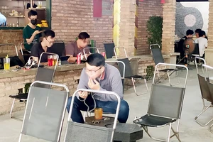 Tại quán cafe người dân không đeo khẩu trang 