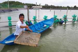 Ông Nguyễn Văn Đổi thường xuyên giúp đỡ người dân khó khăn trong ấp đảo Thiềng Liềng