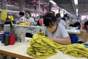 Công nhân miền Bắc trở lại làm việc trong tâm dịch