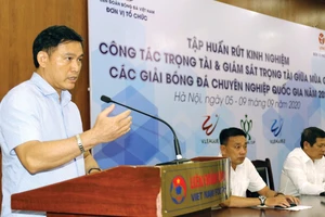 Ông Trần Anh Tú chỉ đạo ở một khóa bồi dưỡng trước thềm mùa bóng 2021. Ảnh: P.NGUYỄN