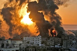 Khói lửa bốc lên sau loạt không kích của Israel xuống thị trấn Khan Yunis ở Dải Gaza ngày 12-5. Ảnh: AFP/TTXVN