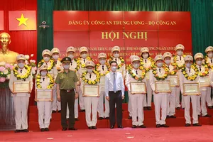 Thường trực Ban Bí thư Võ Văn Thưởng, Đại tướng Tô Lâm, Bộ trưởng Bộ Công an trao bằng khen của Bộ Công an cho các cá nhân và tập thể có thành tích xuất sắc. Ảnh: Bộ Công An