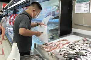 Thực phẩm tươi sống dồi dào tại siêu thị Lottemart, quận Gò Vấp sáng 7-7. Ảnh: BÙI ANH TUẤN