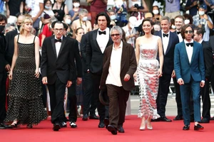 Đoàn phim Annette - bộ phim được chọn trình chiếu mở màn LHP Cannes 2021. Ảnh: REUTERS