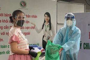 Thai phụ được nhận quà sau khi tiêm vaccine Covid-19 tại BV Lê Văn Thịnh