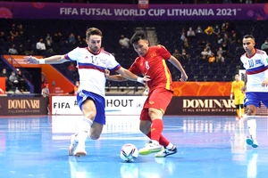 Quả bóng vàng futsal Việt Nam 2020 Nguyễn Minh Trí (giữa) trong trận đấu gặp tuyển Nga. Ảnh: THANH QUỐC