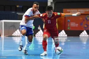 Đội trưởng Văn Vũ trước tình huống áp sát từ cầu thủ Nga tại futsal World Cup 2021