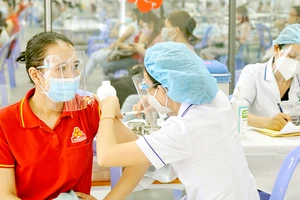 Tiêm vaccine Covid-19 cho người dân tại TPHCM. Ảnh: CAO THĂNG