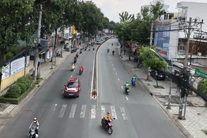 Lượng phương tiện lưu thông trên trục đường Quang Trung (quận Gò Vấp) ngày 29-9 khá đông đúc. Ảnh: BÙI ANH TUẤN