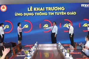 Khai trương ứng dụng “Thông tin Tuyên giáo”. Ảnh: tuyengiao.vn 