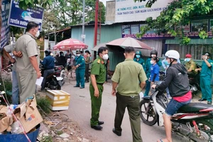 Lực lượng chức năng TP Thuận An đã vận động hàng trăm người dân quay về nhà trọ 