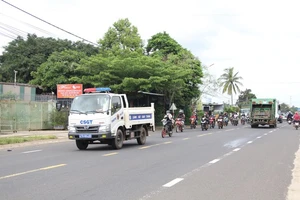 Lực lượng CSGT tỉnh Đắk Lắk hộ tống đoàn người đến nơi tập trung để thực hiện xét nghiệm