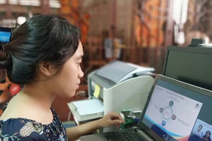 Giáo viên tiểu học ở TP Thủ Đức dạy học qua internet