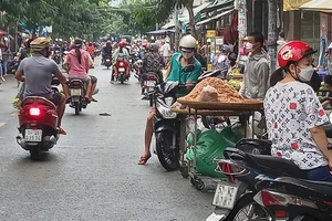 Chợ tự phát lấn chiếm lòng đường trên đường Phạm Văn Bạch (phường 12, quận Gò Vấp, TPHCM). Ảnh: ĐỨC TRUNG