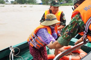 Lực lượng Bộ Chỉ huy Quân sự Phú Yên ứng cứu kịp thời người phụ nữ chăn nuôi bò bị mắc kẹt giữa sông Đà. Ảnh: XUÂN HUYÊN