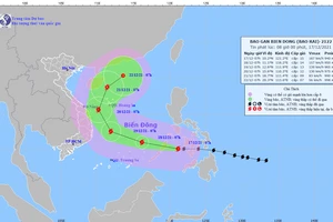 Đường đi của bão RAI khi vào Biển Đông. Ảnh: TTDBKTTVQG