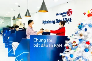 Nhiều ngân hàng đẩy mạnh cho vay ưu đãi đối với hộ kinh doanh, tiểu thương dịp cuối năm. Ảnh: PHAN LÊ