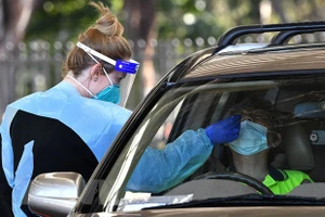 Nhân viên y tế lấy mẫu xét nghiệm Covid-19 cho người dân tại Sydney, Australia ngày 28-7-2021. Ảnh: AFP/TTXVN