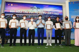 Phó Chủ tịch Thường trực UBND TPHCM Lê Hòa Bình và Bí thư Thành ủy TP Thủ Đức (TPHCM) Nguyễn Văn Hiếu cảm ơn các doanh nghiệp tham gia giải. Ảnh: DŨNG PHƯƠNG