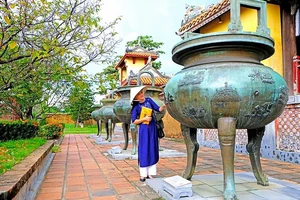 Cửu đỉnh đặt thành hàng ngang trước sân Thế Miếu, nơi thờ các vua triều Nguyễn trong Đại nội Huế