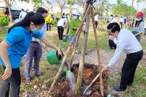 Lãnh đạo và nhân dân TP Thủ Đức trồng cây xanh tại địa phương