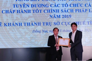 Đại diện Lãnh đạo Tổng cục Thuế trao giấy khen cho Cục Thuế Đồng Nai về thành tích xuất sắc trong công tác chống chuyển giá 