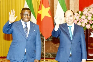 Chủ tịch nước Nguyễn Xuân Phúc và Tổng thống Cộng hòa Sierra Leone tại cuộc hội đàm. Ảnh: VIẾT CHUNG