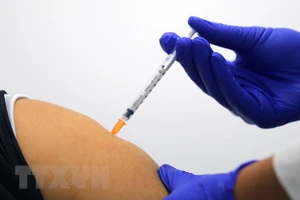 Tiêm vaccine ngừa Covid-19 cho người dân tại Sydney, Australia. Ảnh: AFP/TTXVN