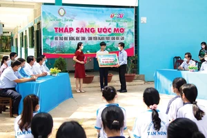 Công ty TNHH MTV XSKT Đồng Tháp trao học bổng “Thắp sáng ước mơ” tại huyện Tam Nông